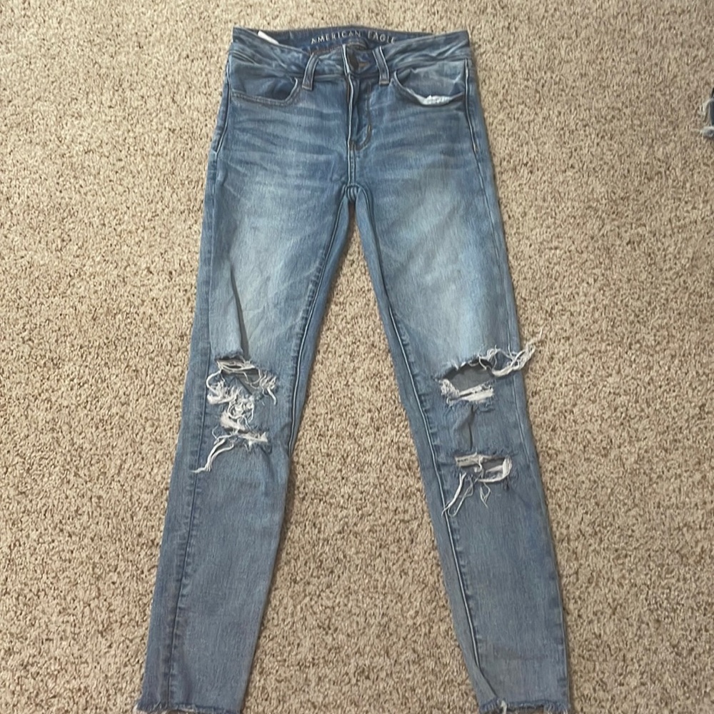 American Eagle skinny jeans. Distressed and also super stretch!! Size:00 Short